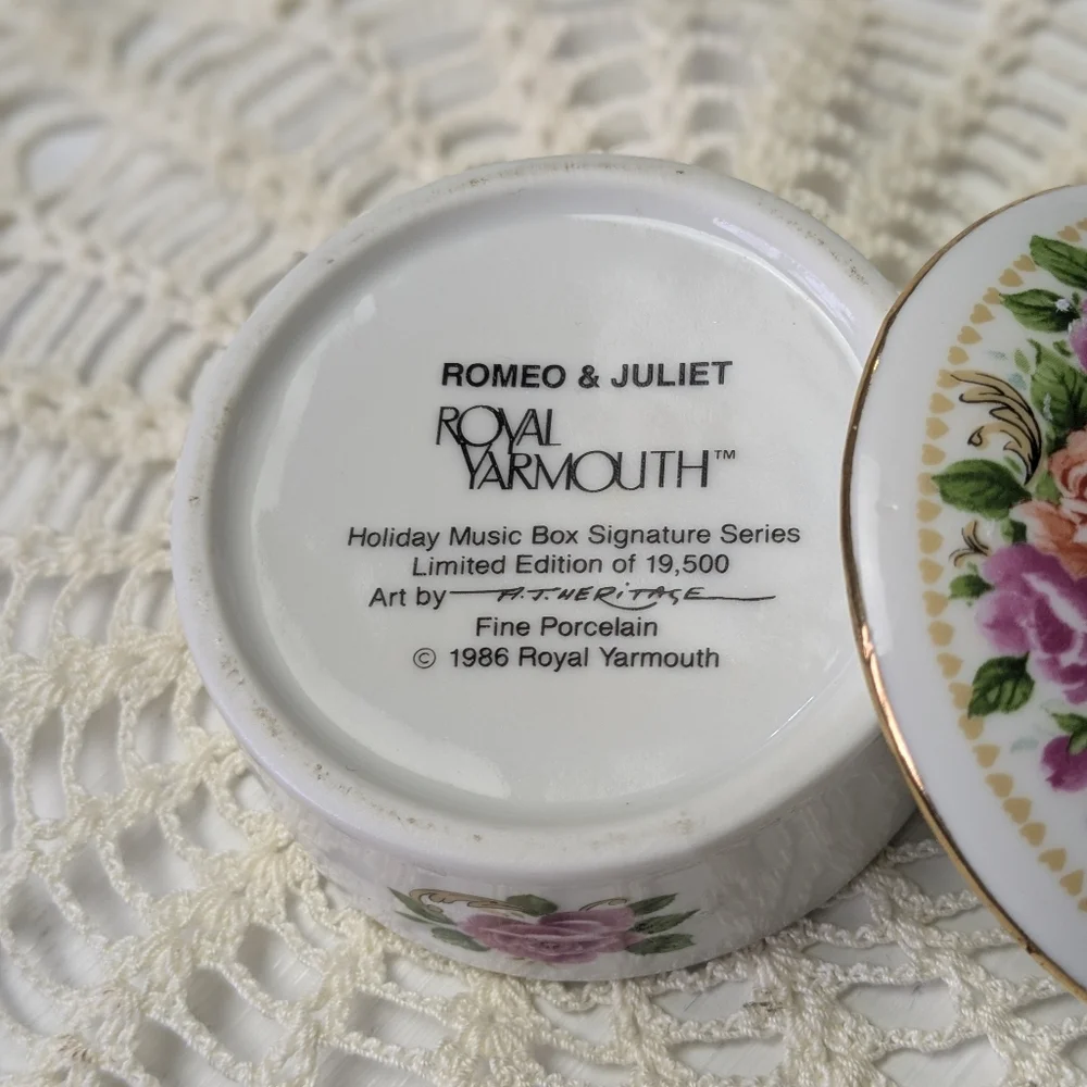 Royal Yarmouth Romeo And Juliet Vintage Porcelain Music Box - Picture 2 of 4